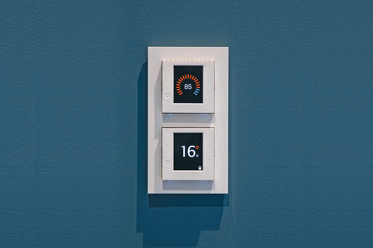 SmartHome control panel Microsafe mTouch One: Menu operation and temperature display are on a configurable colour screen.