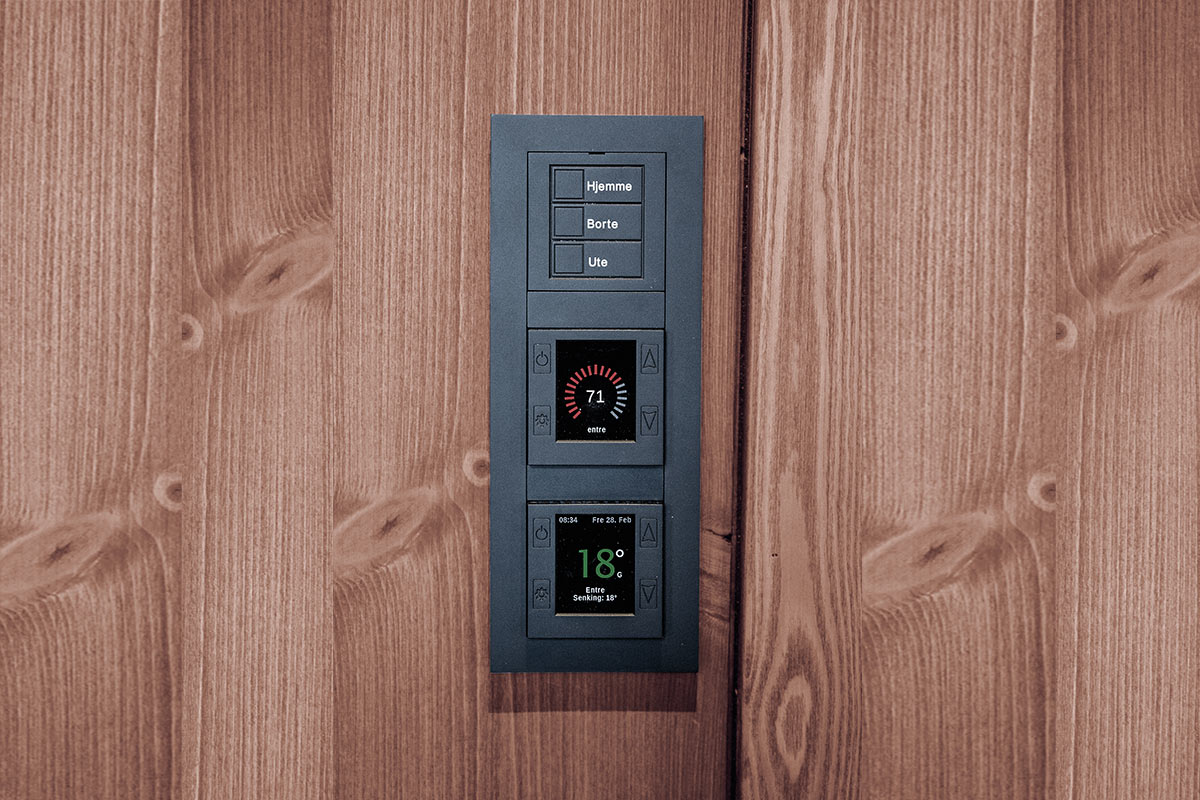 Microsafe mTouch energy saving switch: Wireless control device for one or more devices. Can be operated as thermostat, light dimmer or in combination. Different profiles are available: At home, absent, outside, day or night. (Shown in combination with Microsafe mTouch One)