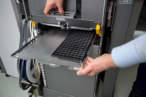 Asmpt_fooa0017_tray-changer_72a4744_1280px